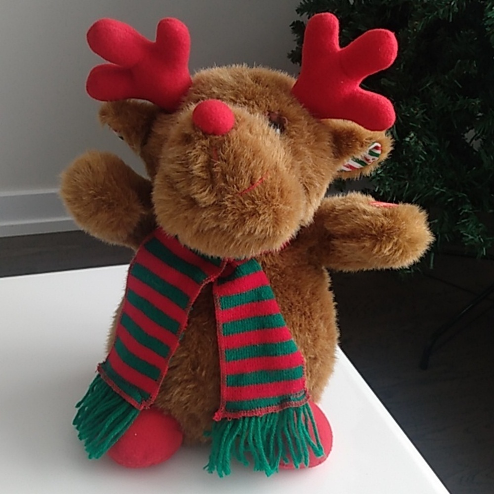 Lights Up Musical Moose Plays 8 Timeless Christmas Holiday Songs